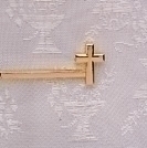 [RO-17931] 1.25&quot; Tie Bar W/Cross; Gold - Communion